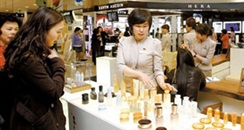 韩国四月化妆品零售创新低 韩媒疾呼：不能没中国游客！