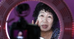 人老心不老！韩国71岁老妇拍搞笑美妆视频成网红