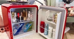 “化妆品冰箱”成新网红 化妆品真的需要冷藏吗