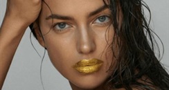 超模IRINA联手skinature推出24K黄金唇膜